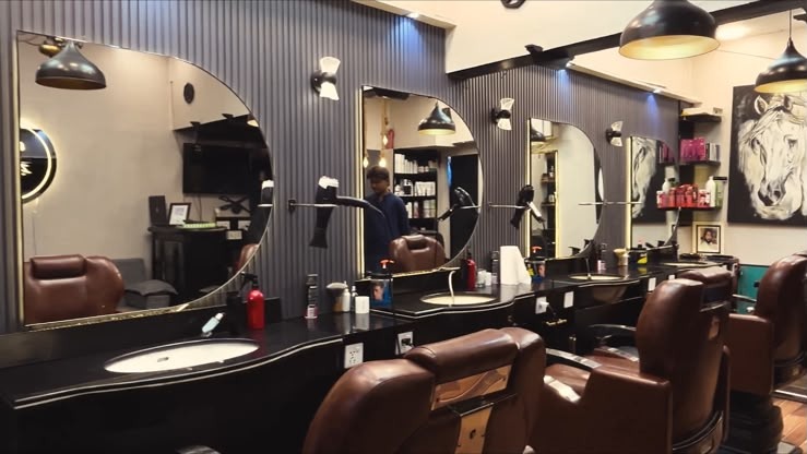 Styling stations and mirrors at Deep Cuts